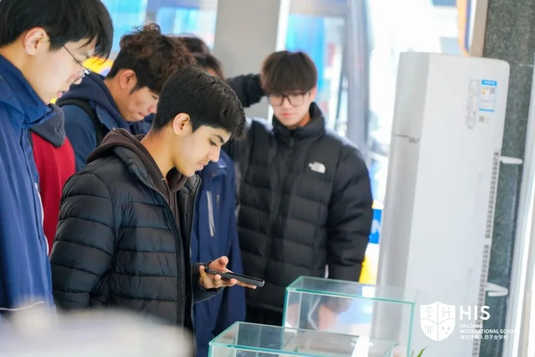 Community resident sharing experiences about Hailiang